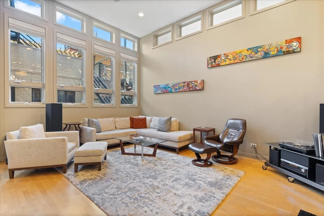 Photo of 930 W Wolfram Street