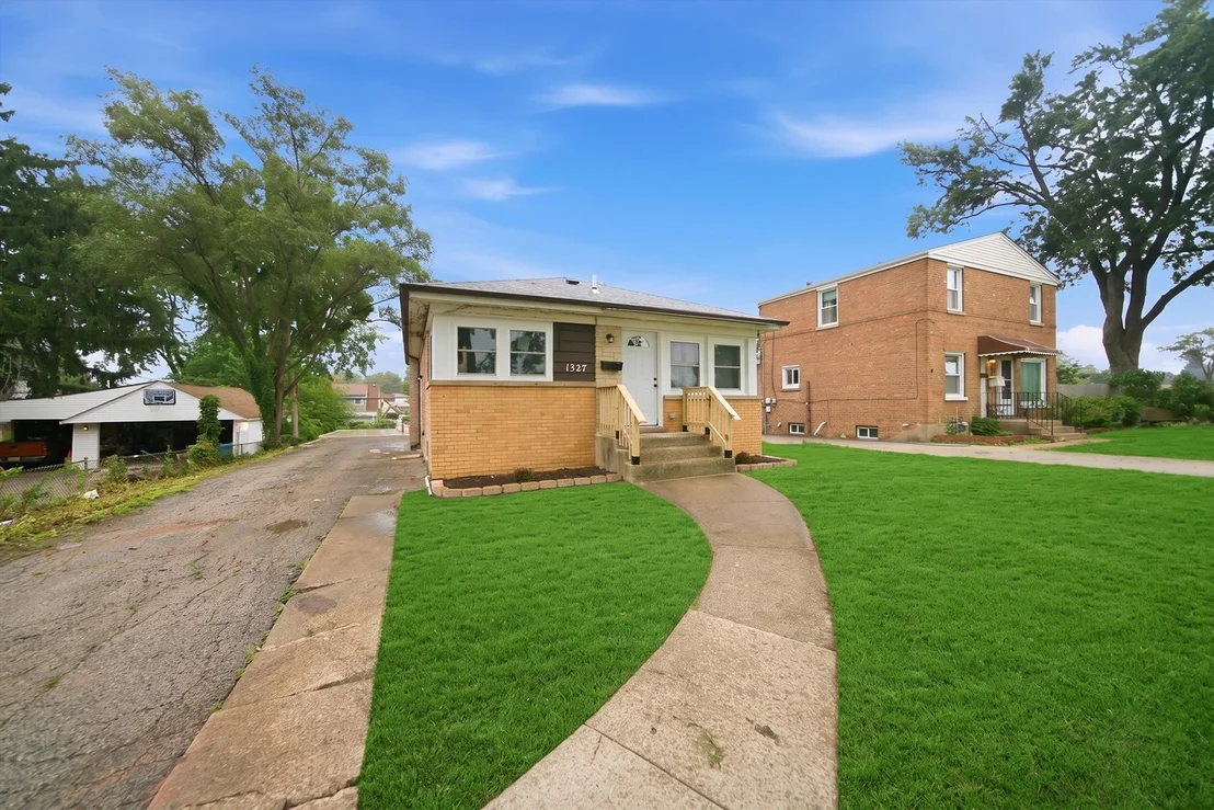 Photo of 1327 S Wolf Road