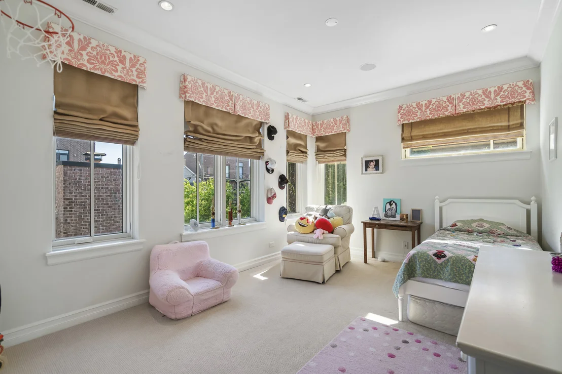 Photo of 1331 W Wolfram Street