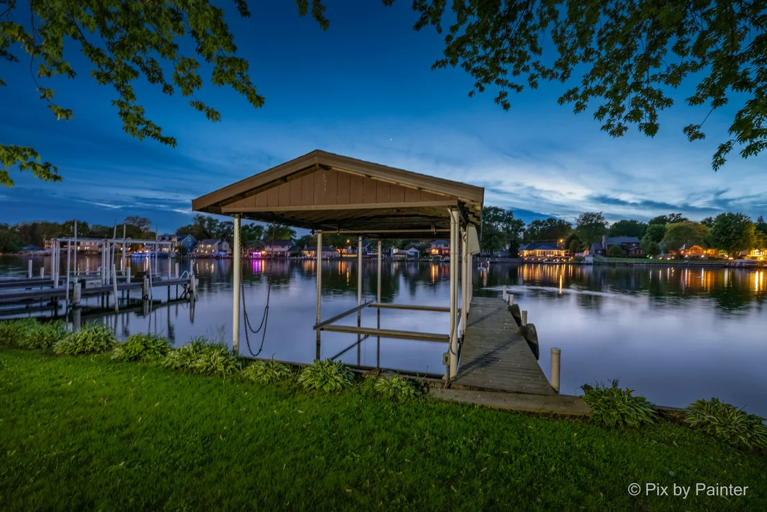 Photo of 1423 N River Road