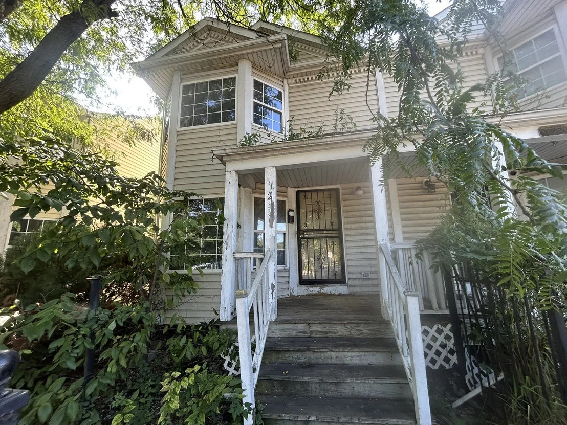 Photo of 218 N Hamlin Boulevard