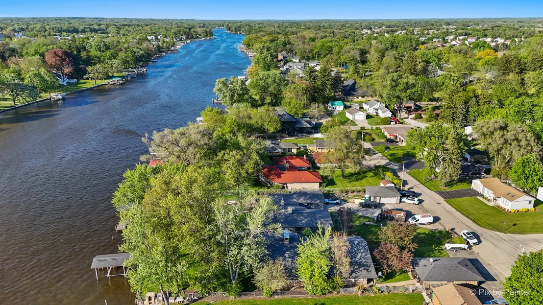 Photo of 1423 N River Road