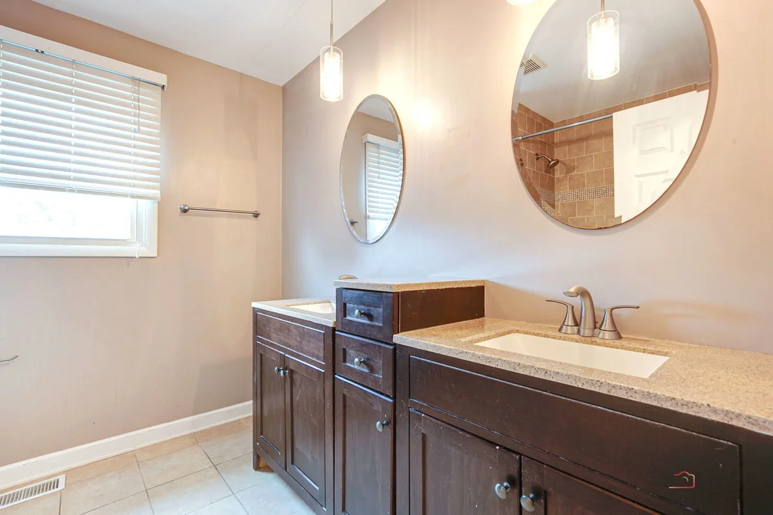 Photo of 562 Applegate Lane