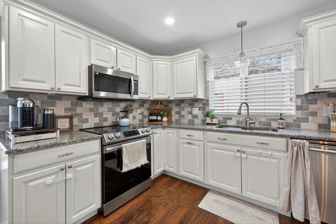 Photo of 870 W Pine Avenue