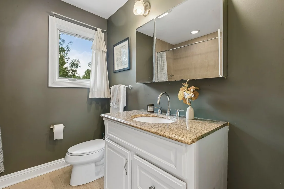 Photo of 610 W Lonnquist Boulevard
