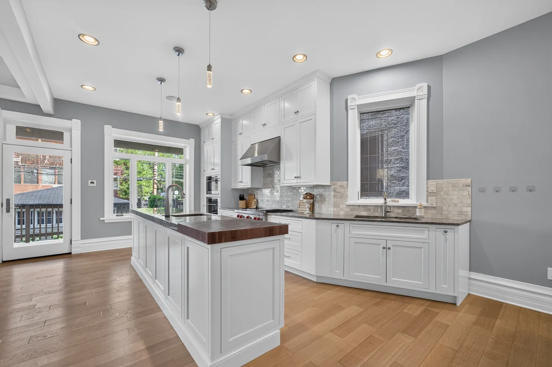 Photo of 634 W Briar Place