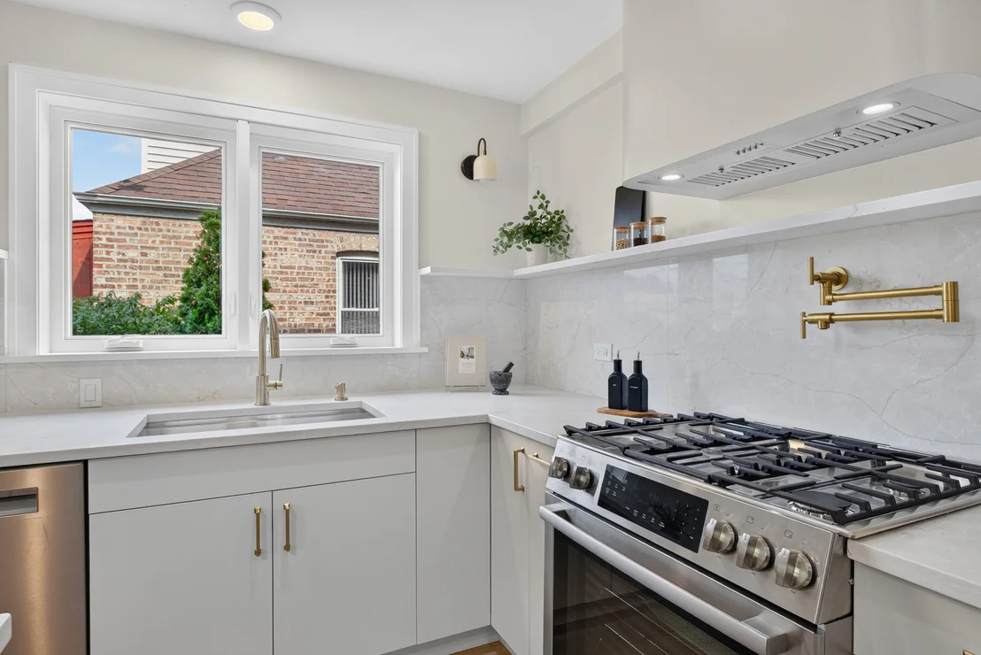 Photo of 5652 W Cullom Avenue