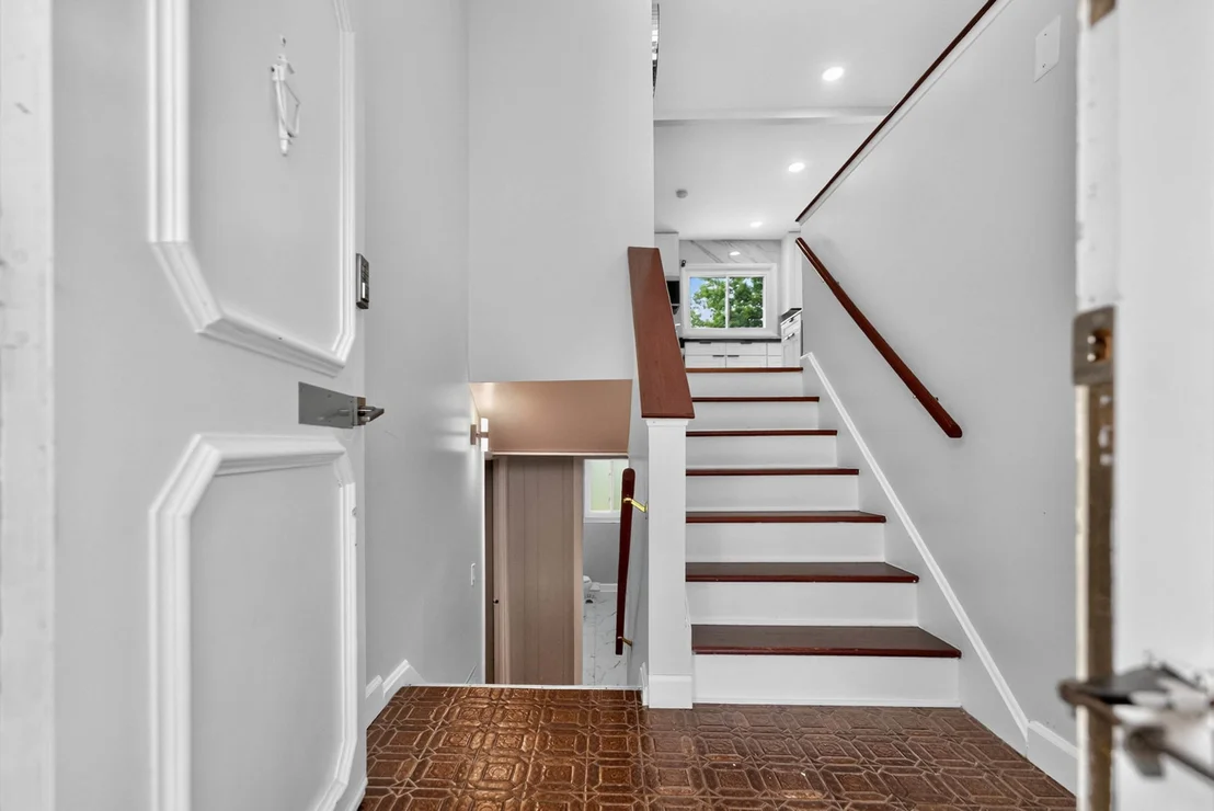 Photo of 535 Edgemont Lane