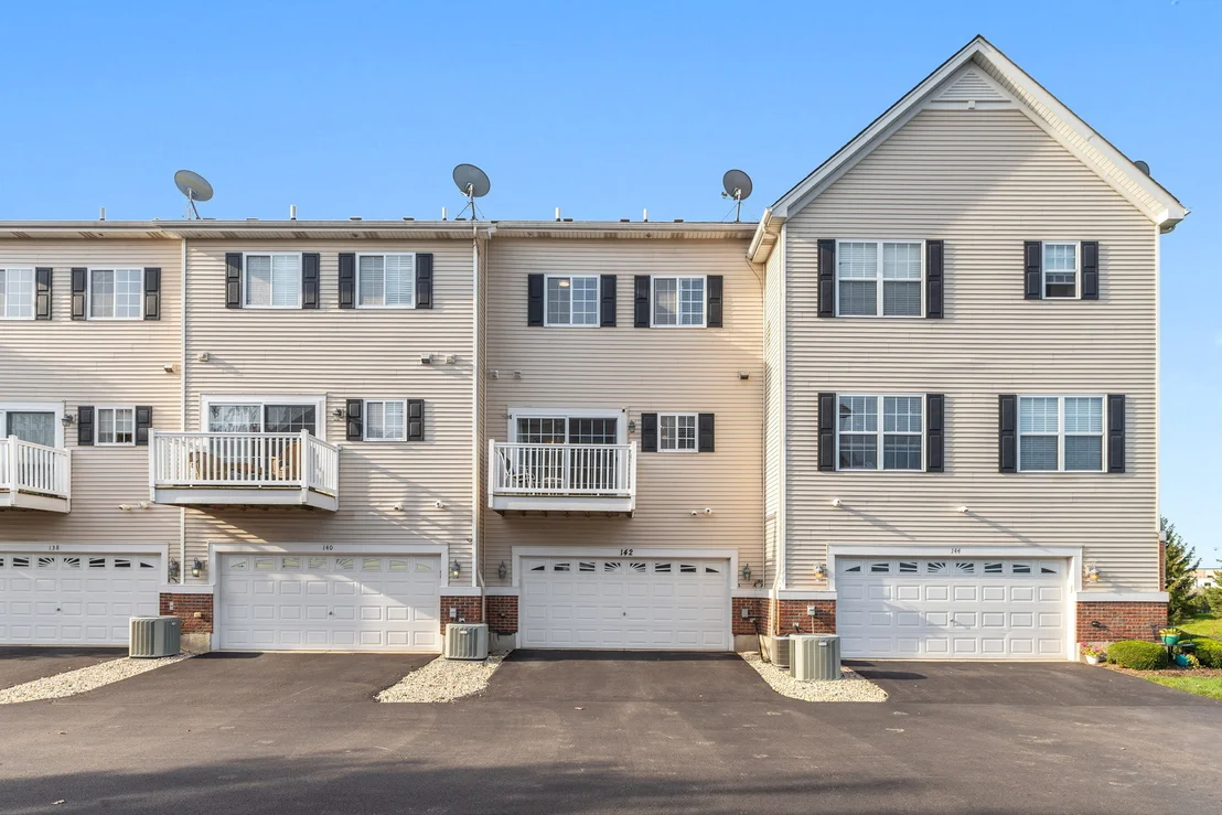 Photo of 142 Lakeshore Drive