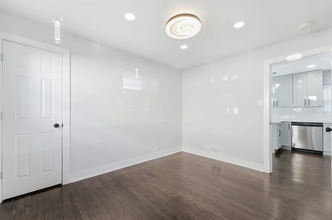 Photo of 657 E 100th Place