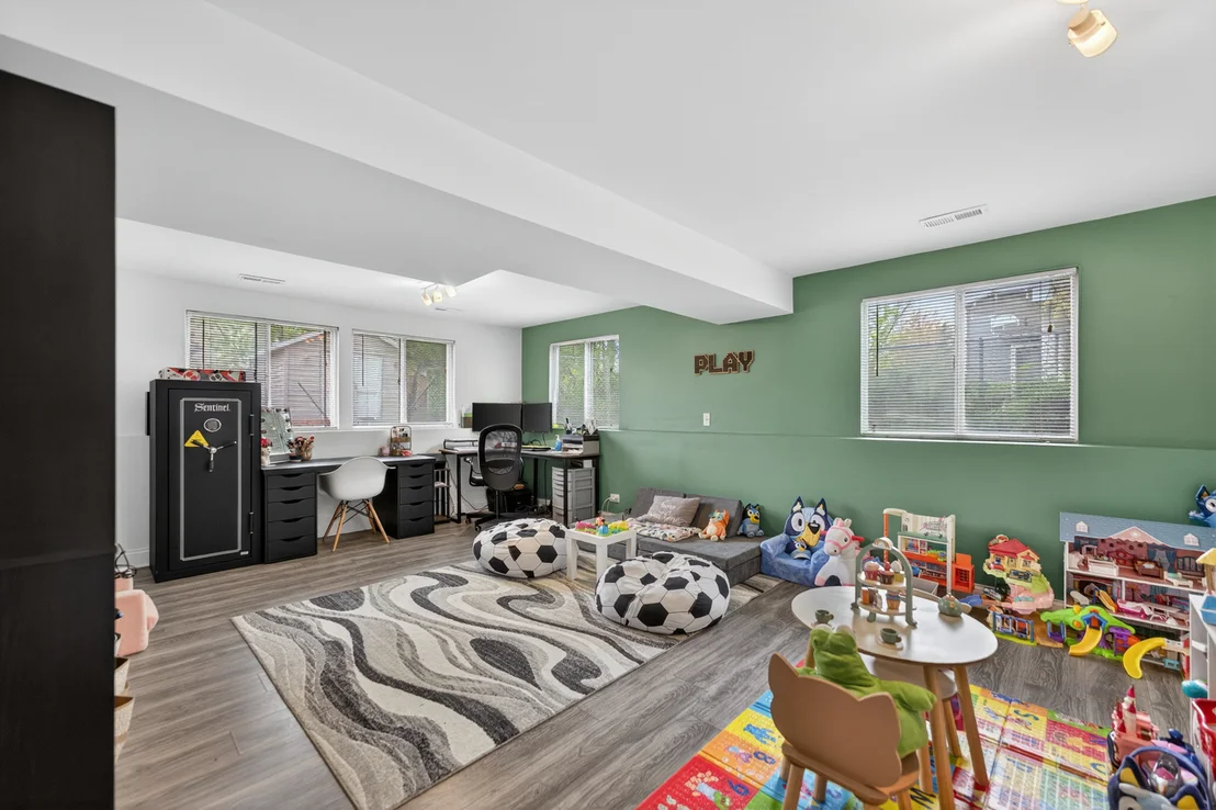 Photo of 870 W Pine Avenue
