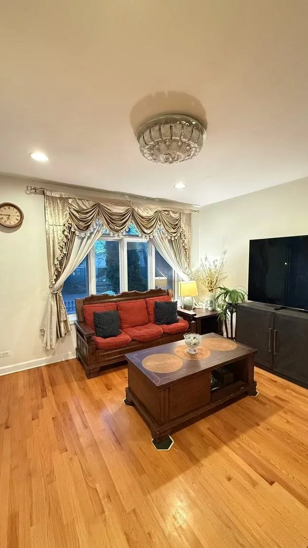 Photo of 422 W 42nd Place