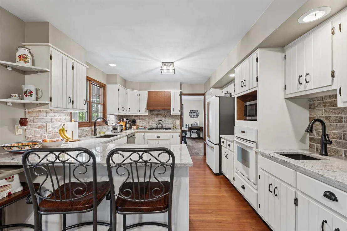 Photo of 703 Surrey Road