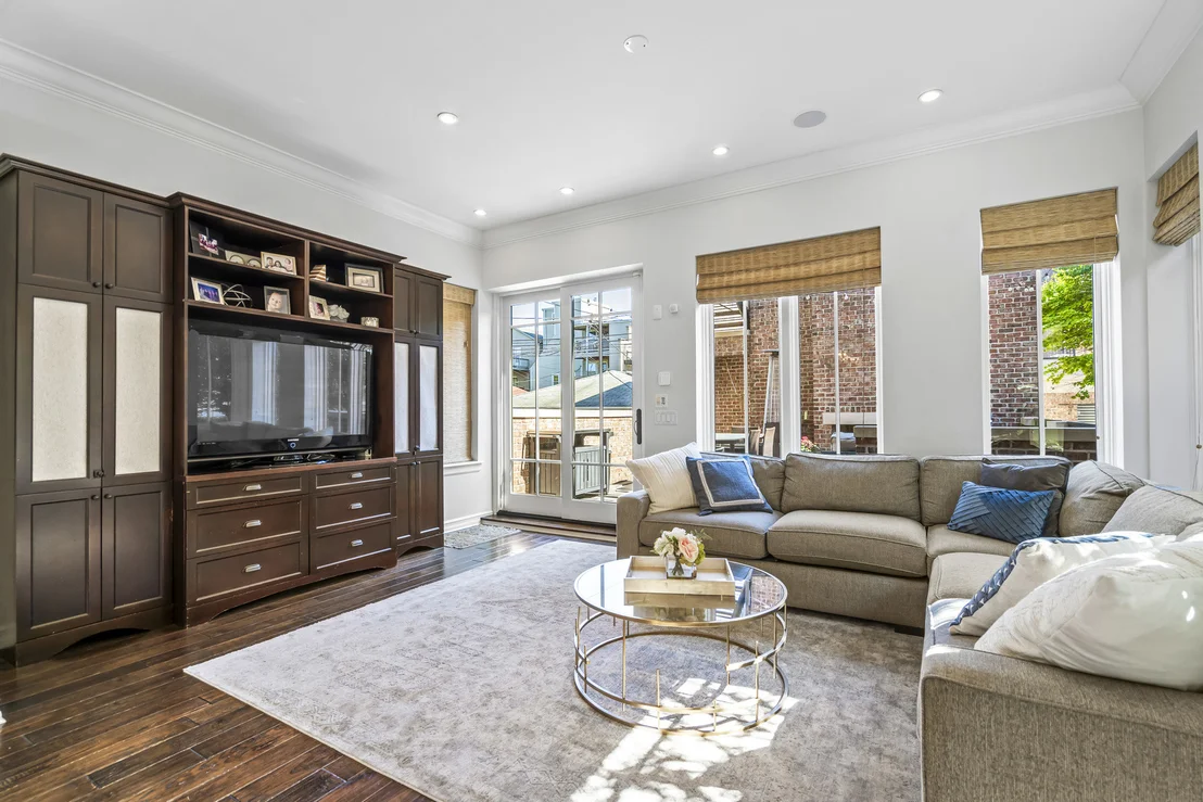 Photo of 1331 W Wolfram Street