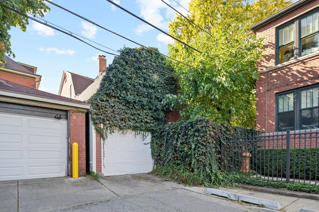 Photo of 832 W Junior Terrace