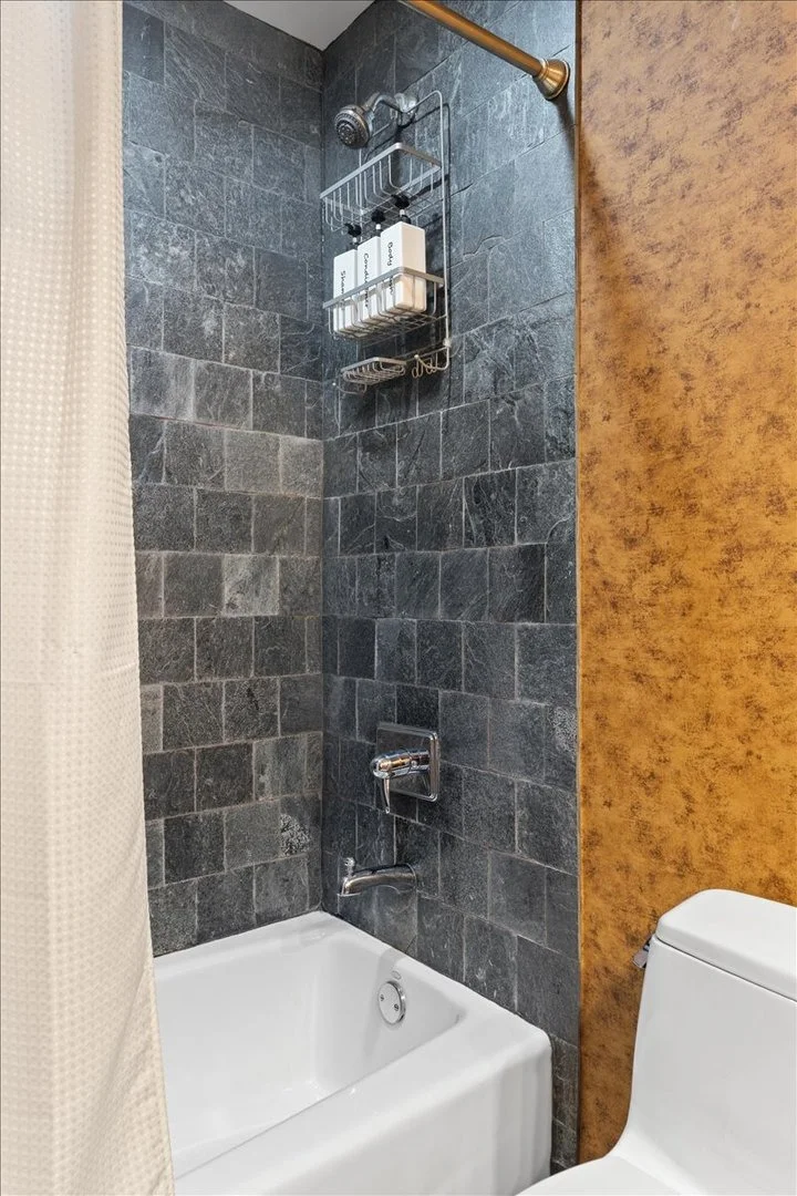 Photo of 930 W Wolfram Street
