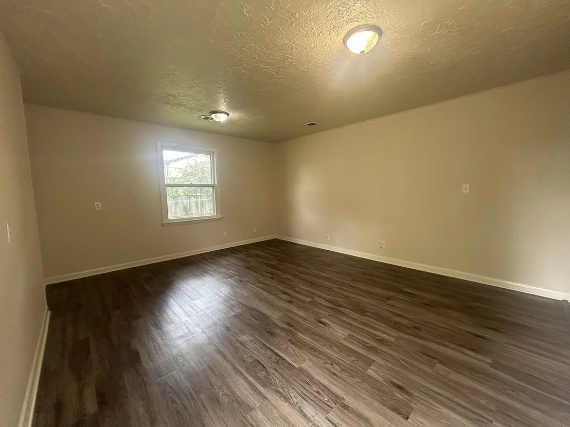 Photo of 2104 Devon Avenue