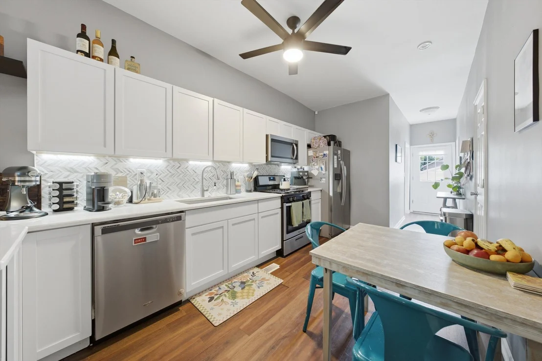 Photo of 437 W 44th Place