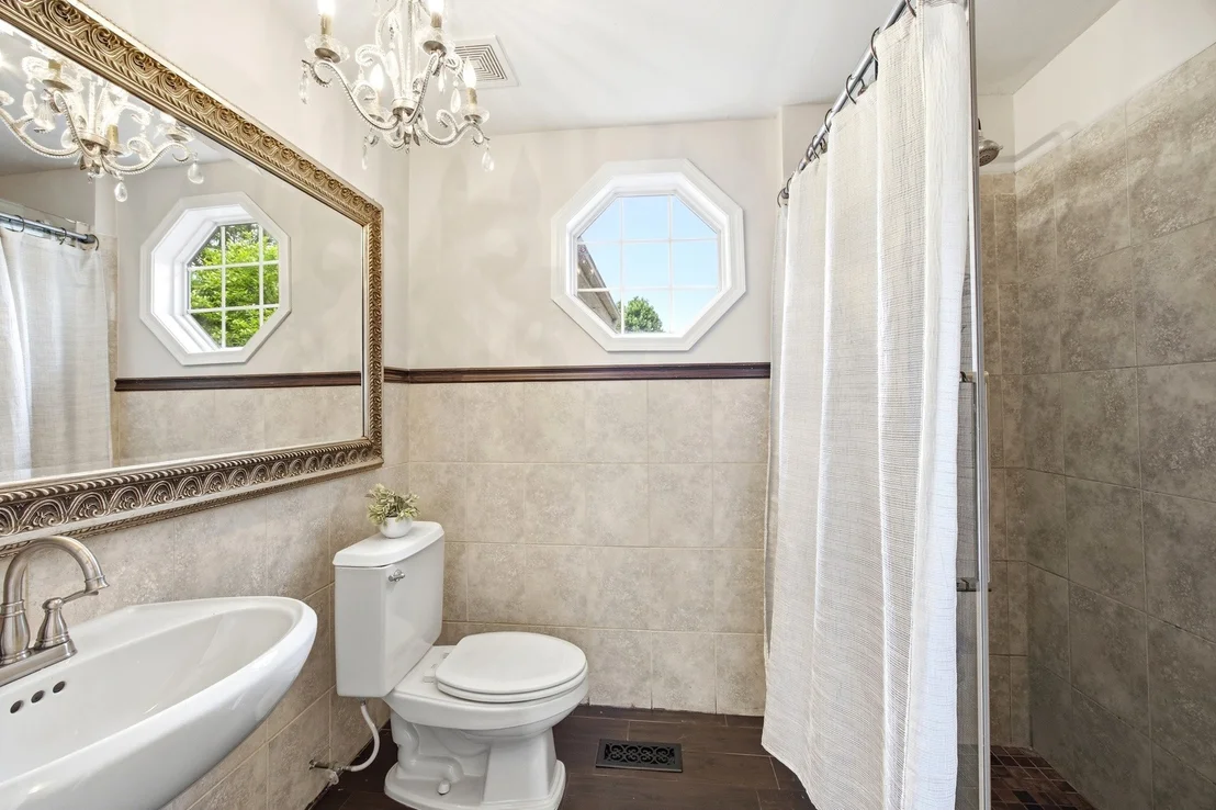 Photo of 2096 Edinburgh Lane