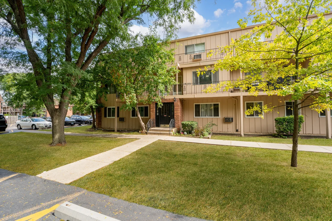 Photo of Unit 14 at 2504 Algonquin Road