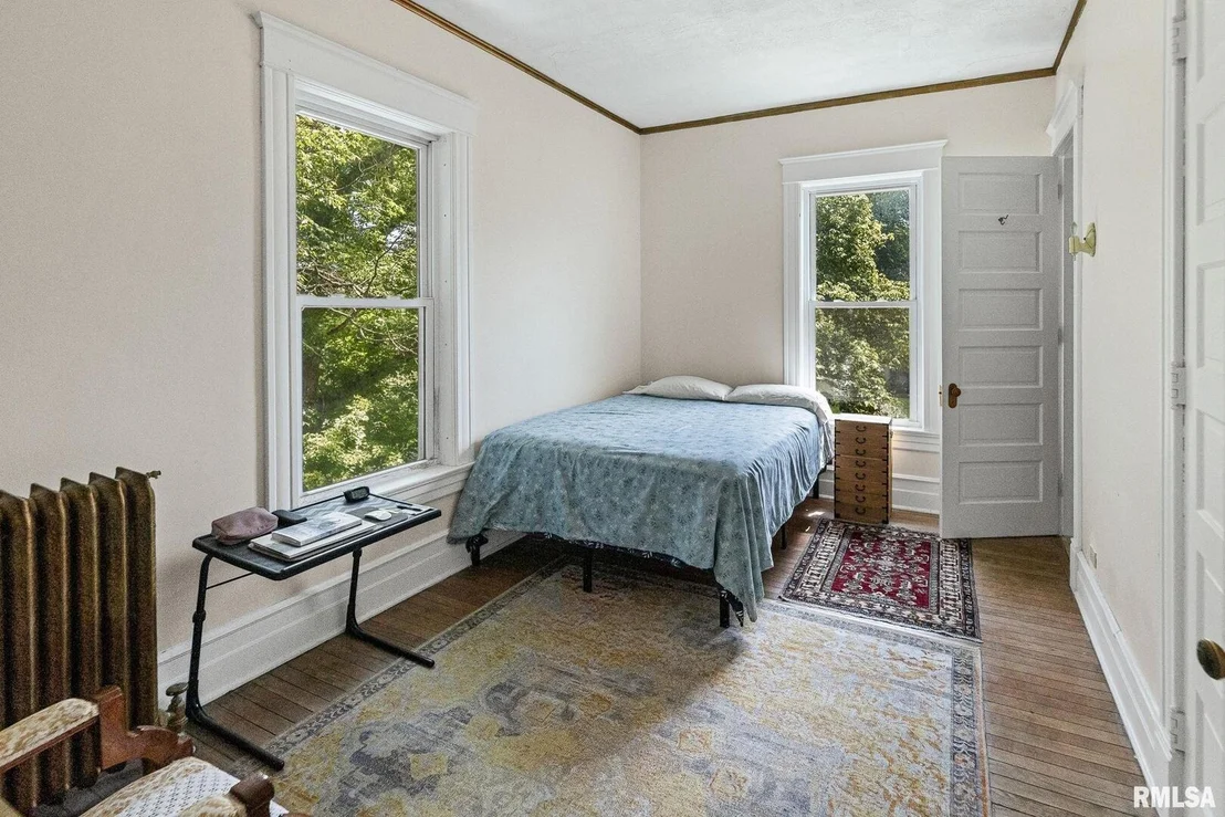 Photo of 404 W BROADWAY Street