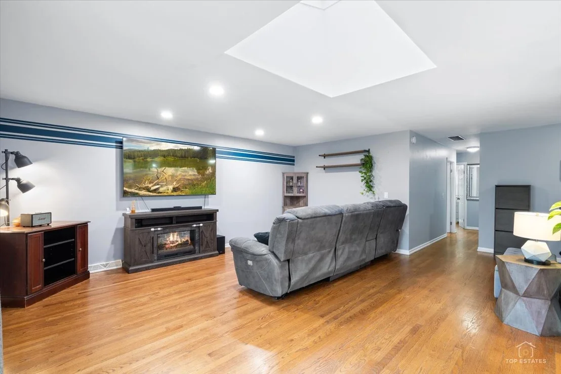 Photo of 1409 W WILLOW Lane