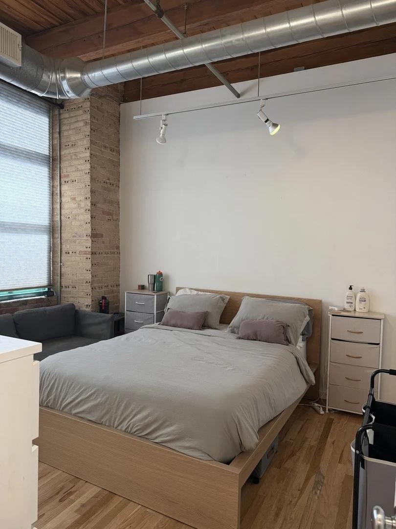 Photo of Unit 2E at 1017 W WASHINGTON Boulevard