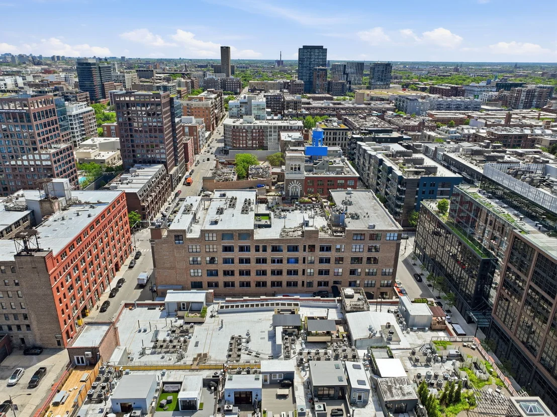 Photo of Unit 406 at 1000 W Washington Boulevard
