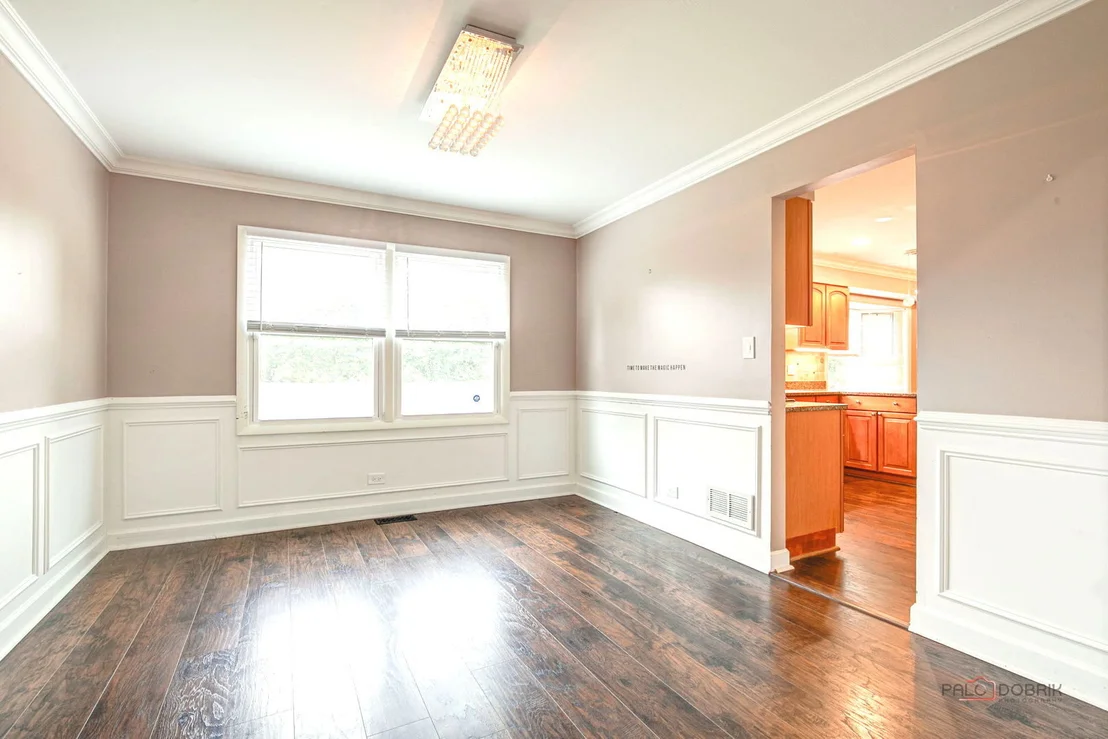 Photo of 562 Applegate Lane