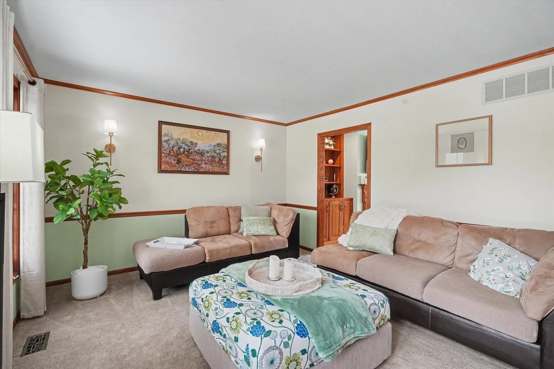 Photo of 324 N Chaucer Boulevard