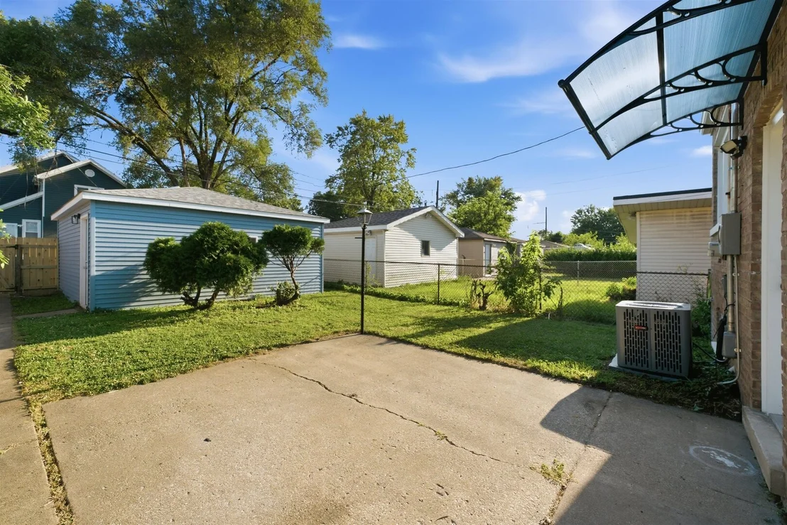 Photo of 657 E 100th Place