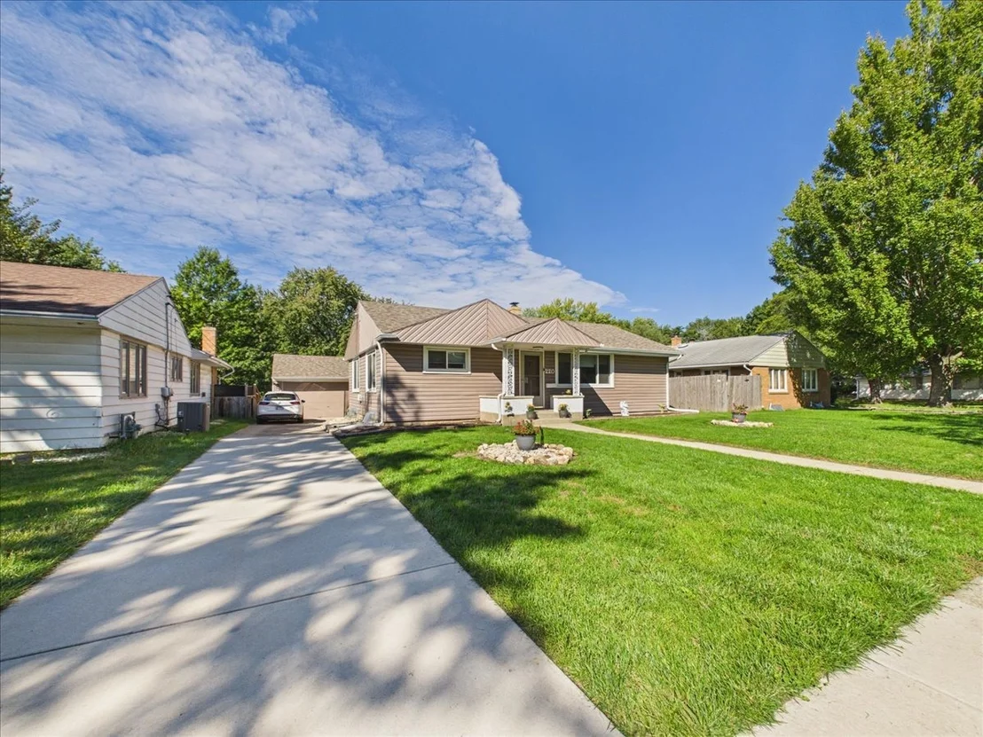 Photo of 220 FAIRVIEW Boulevard