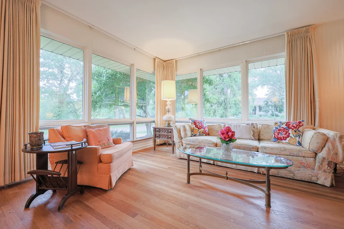 Photo of 853 Edgewater Drive