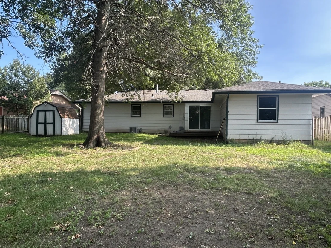 Photo of 2104 Devon Avenue
