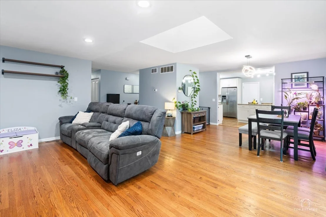 Photo of 1409 W WILLOW Lane