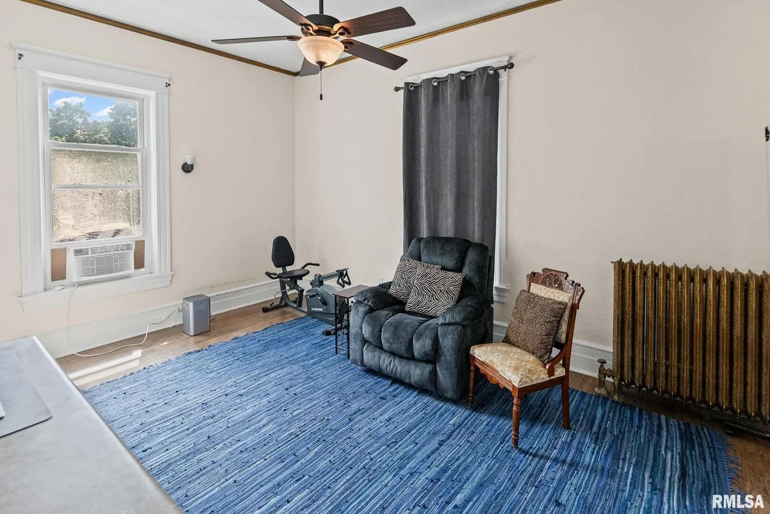 Photo of 404 W BROADWAY Street
