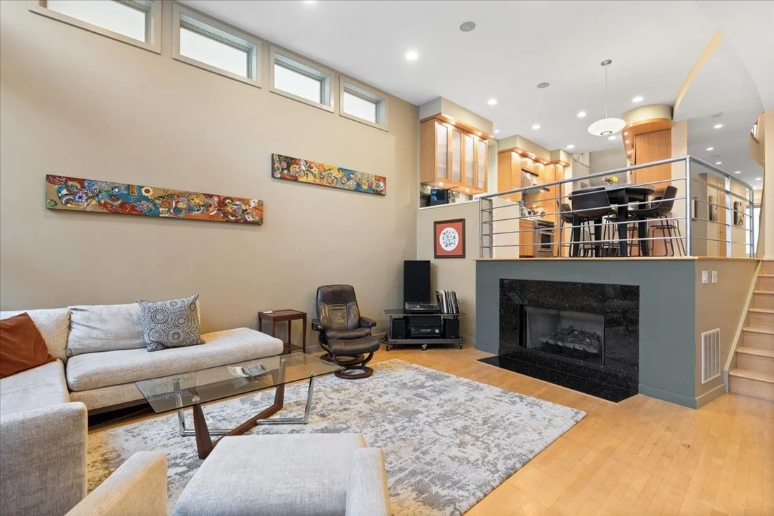 Photo of 930 W Wolfram Street