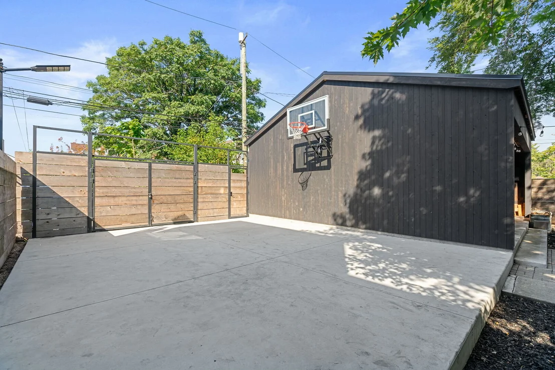 Photo of 2522 N Springfield Avenue