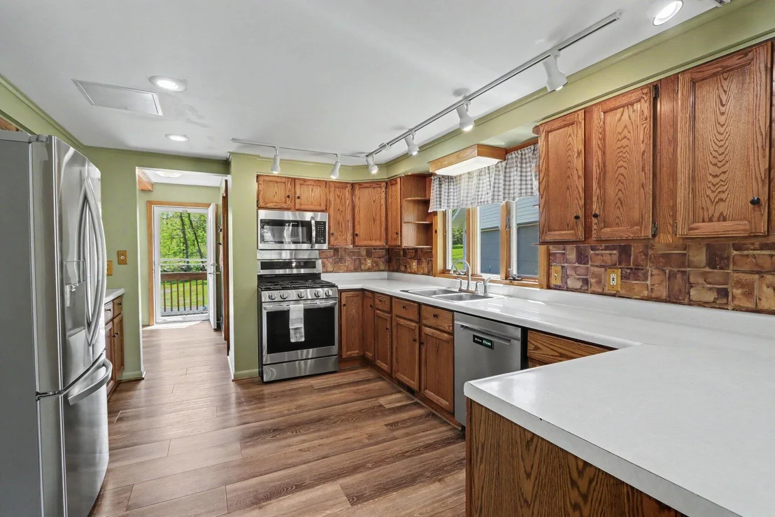 Photo of 588 River Road