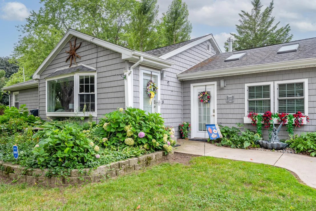 Photo of 2110 Commonwealth Road