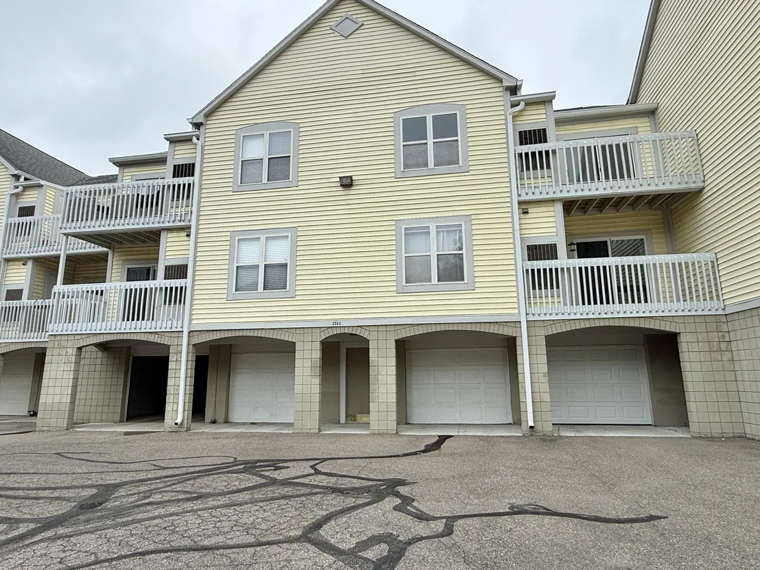 Photo of Unit 4 at 2203 S Huron Parkway S