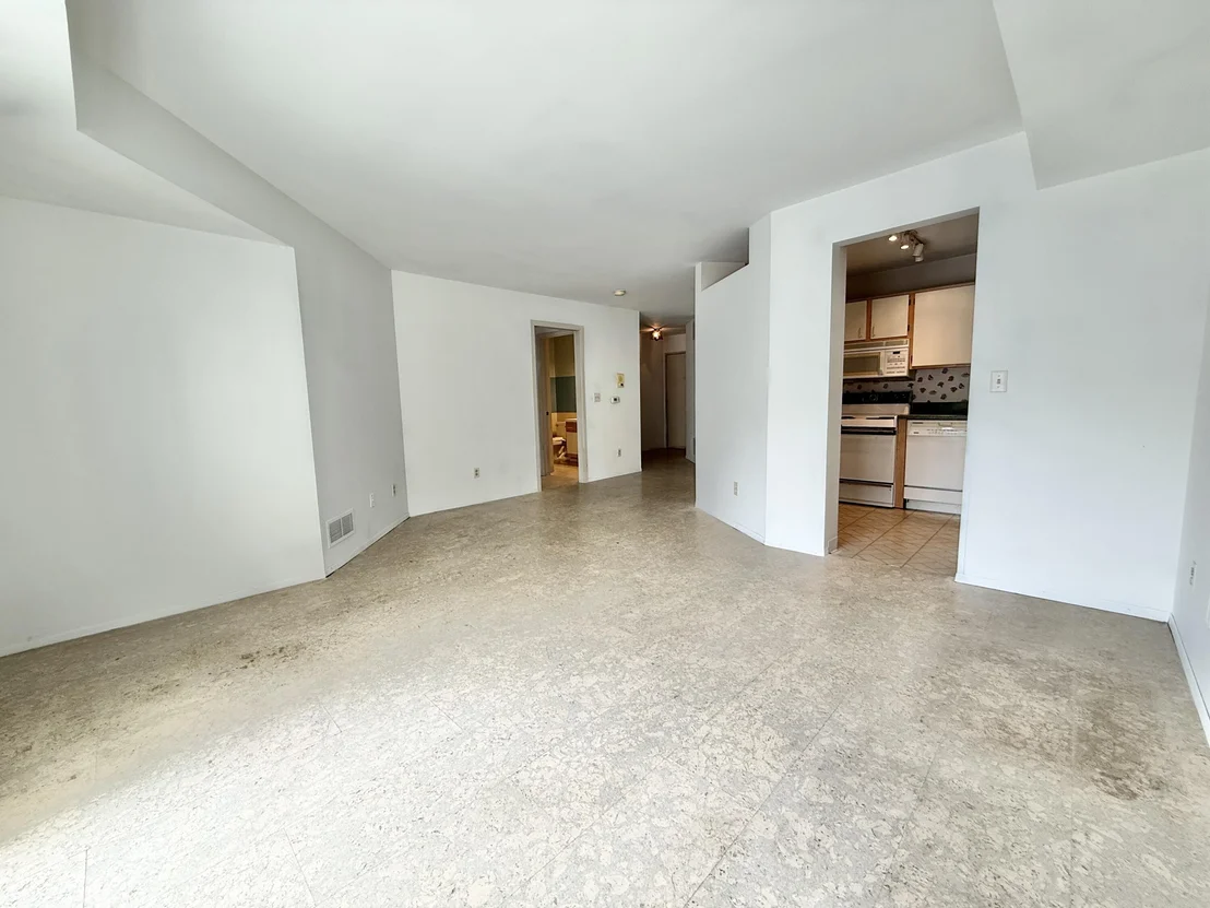 Photo of Unit 4 at 2203 S Huron Parkway S