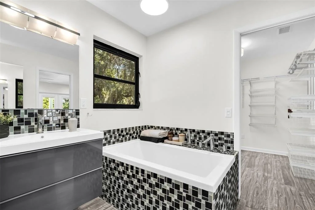 Photo of 810 WARREN ROAD