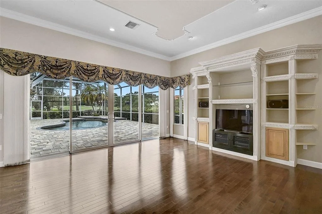 Photo of 852 MACEWEN DRIVE