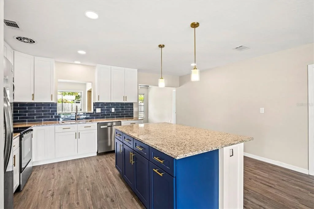 Photo of 106 AURORA STREET E