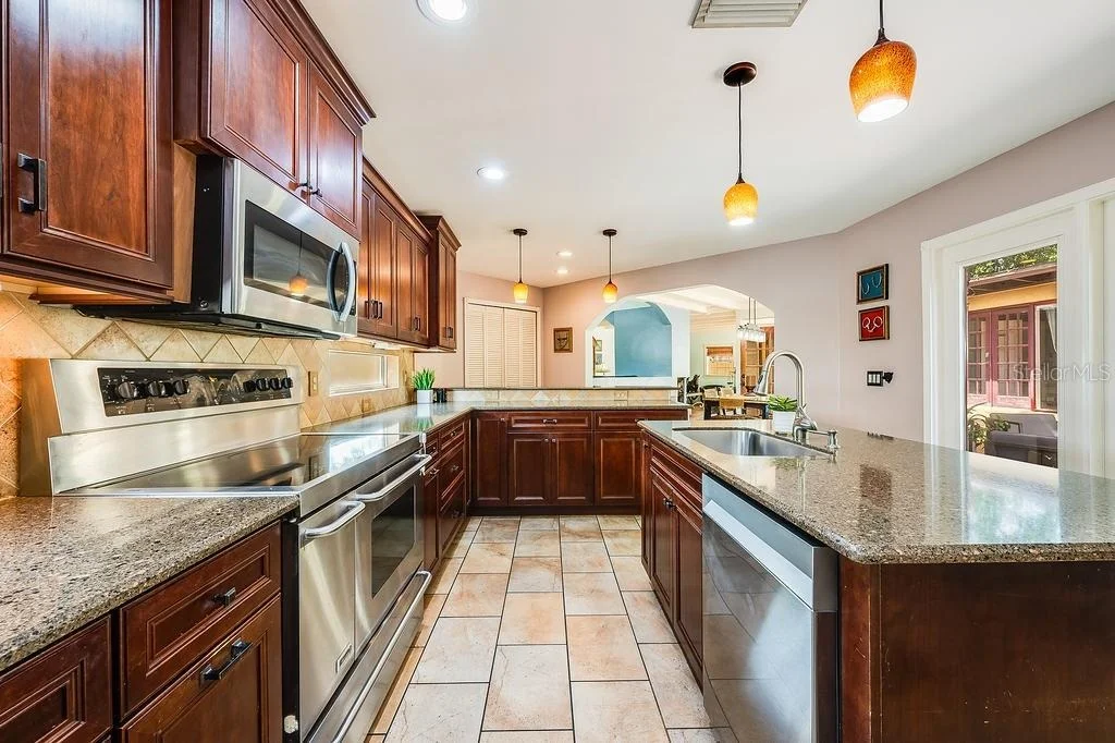 Photo of 1835 OAK LANE