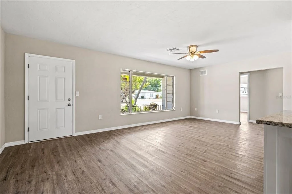 Photo of 106 AURORA STREET E