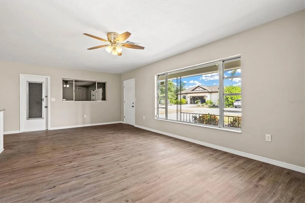 Photo of 106 AURORA STREET E