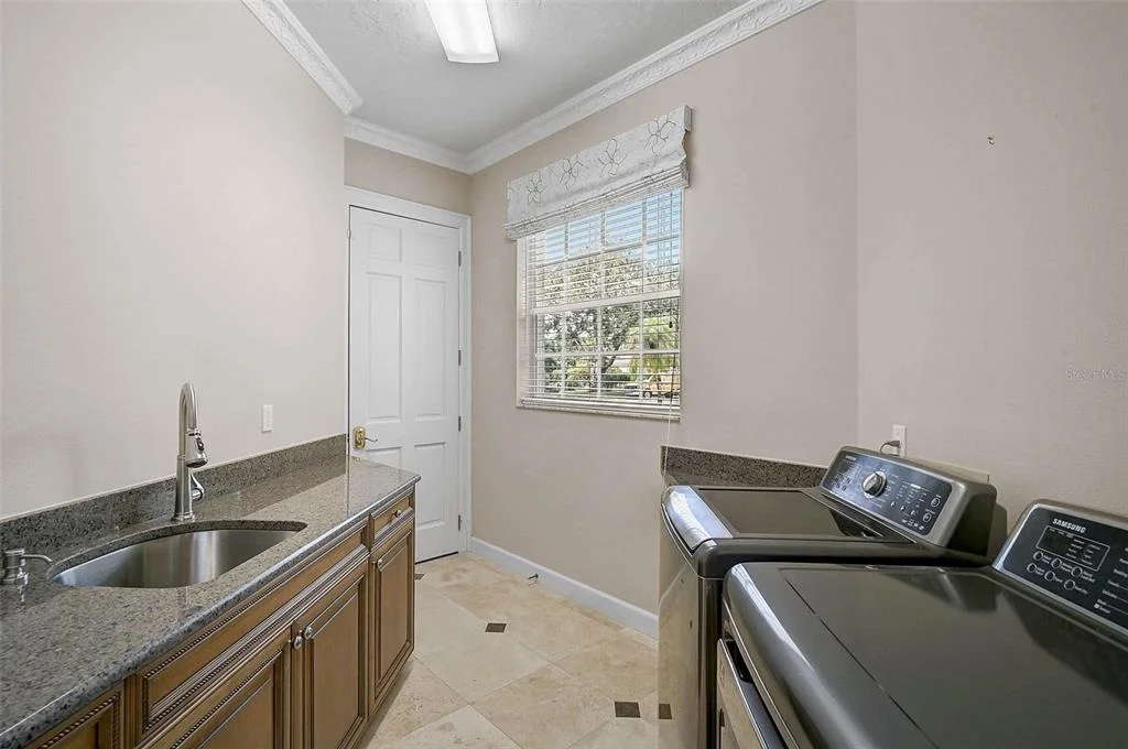 Photo of 852 MACEWEN DRIVE