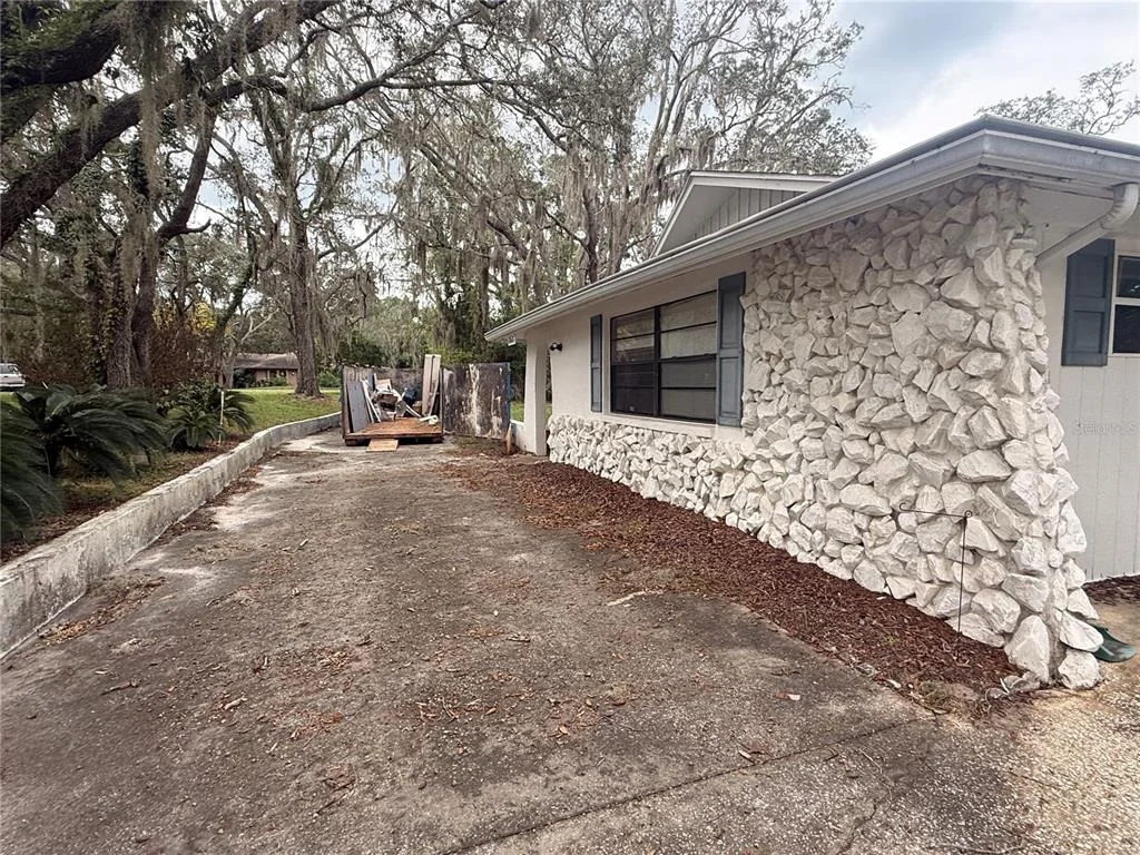Photo of 18618 ANGLEWOOD DRIVE